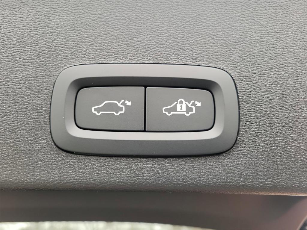 new 2025 Volvo XC40 car, priced at $45,165