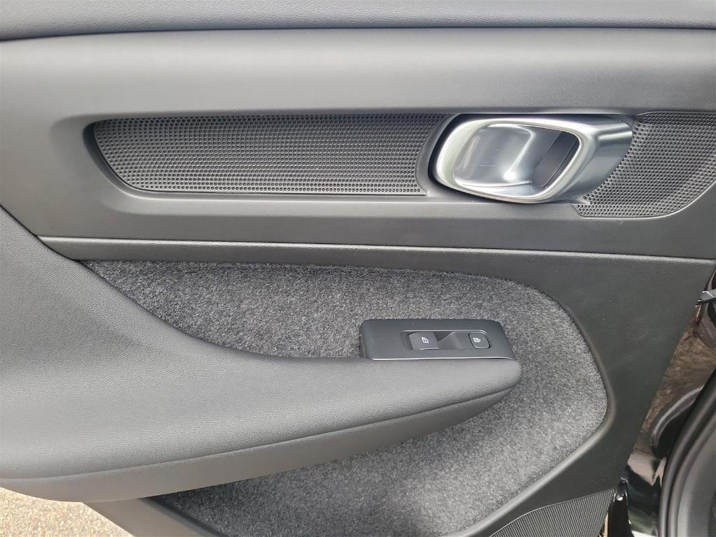 new 2025 Volvo XC40 car, priced at $45,165