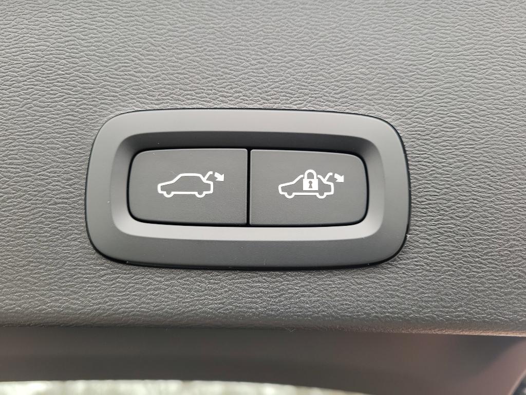 new 2025 Volvo XC40 car, priced at $45,165