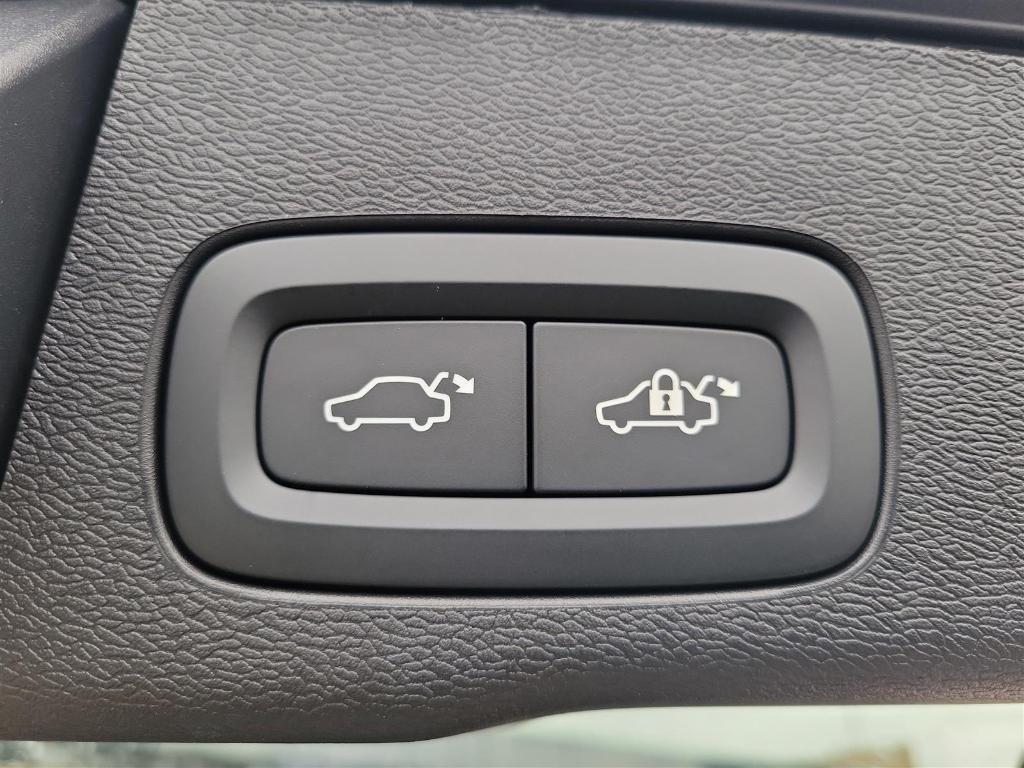 new 2025 Volvo XC60 car, priced at $61,010