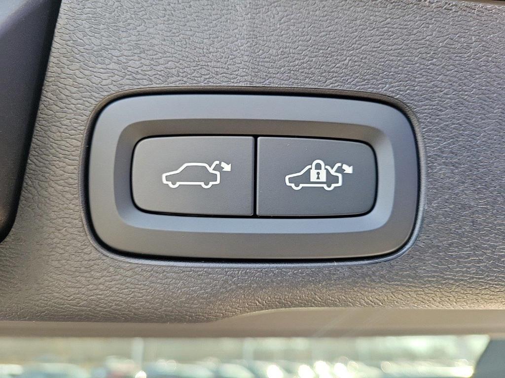 new 2025 Volvo XC60 car, priced at $50,705