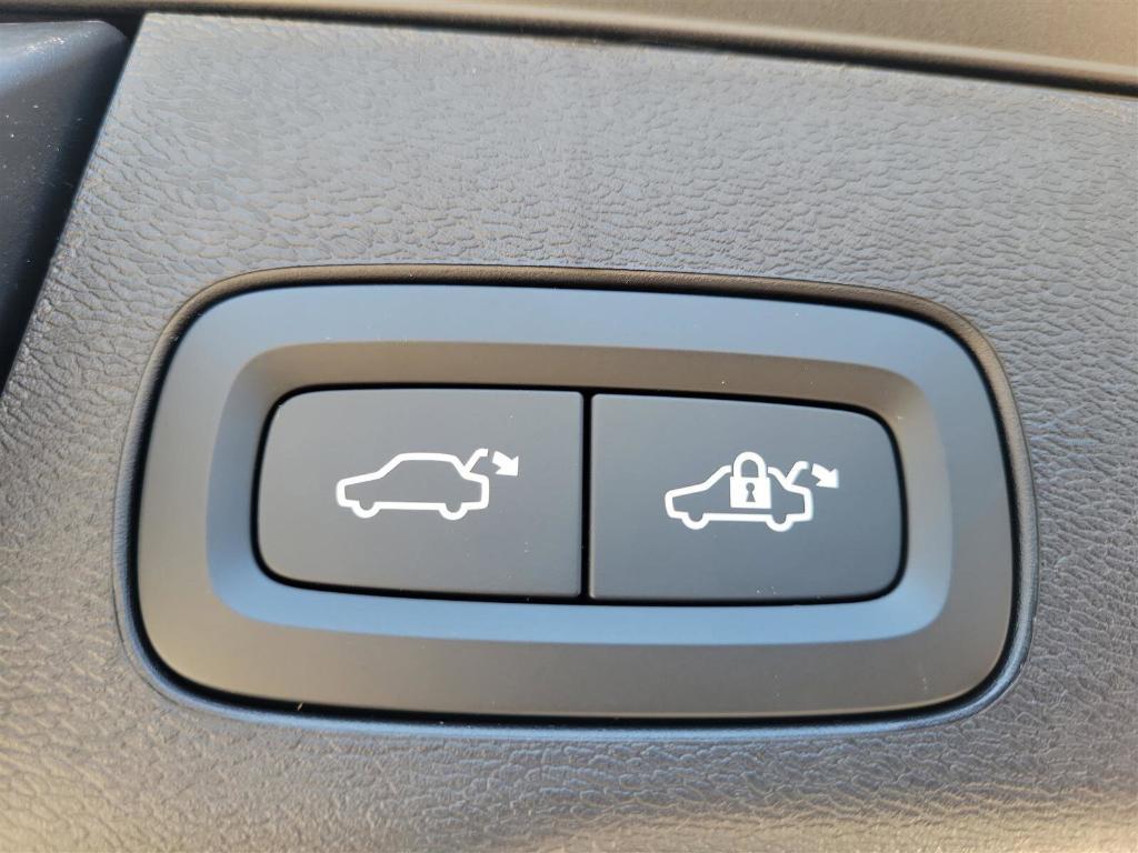 new 2025 Volvo XC60 car, priced at $60,660