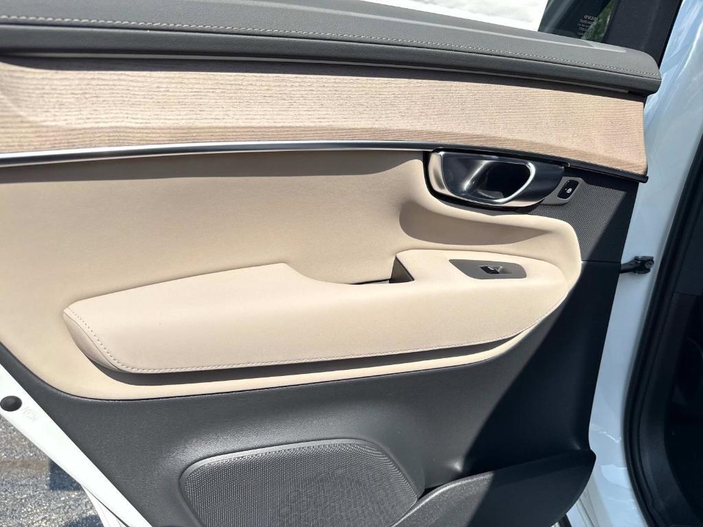 new 2025 Volvo XC90 Plug-In Hybrid car