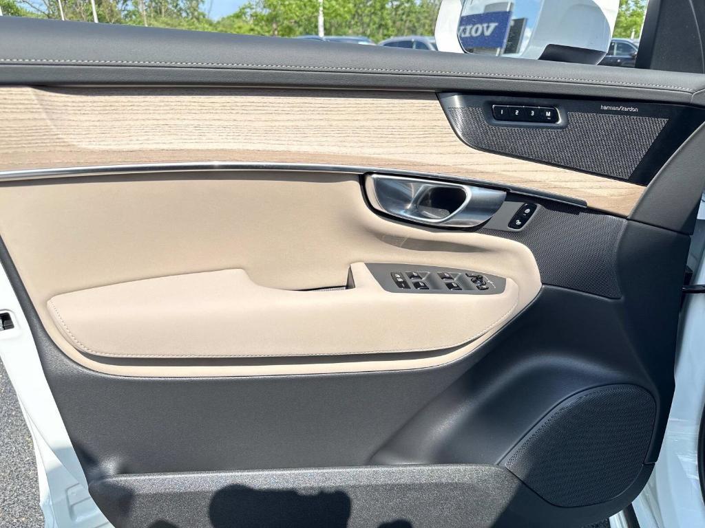 new 2025 Volvo XC90 Plug-In Hybrid car