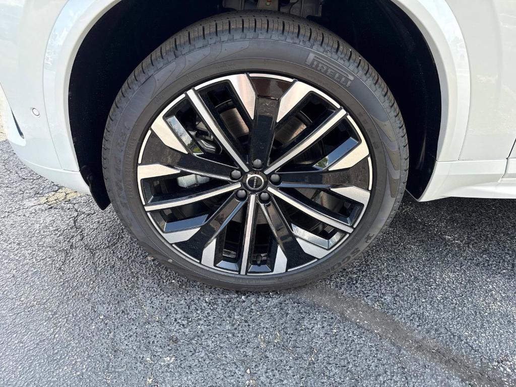 new 2025 Volvo XC90 Plug-In Hybrid car
