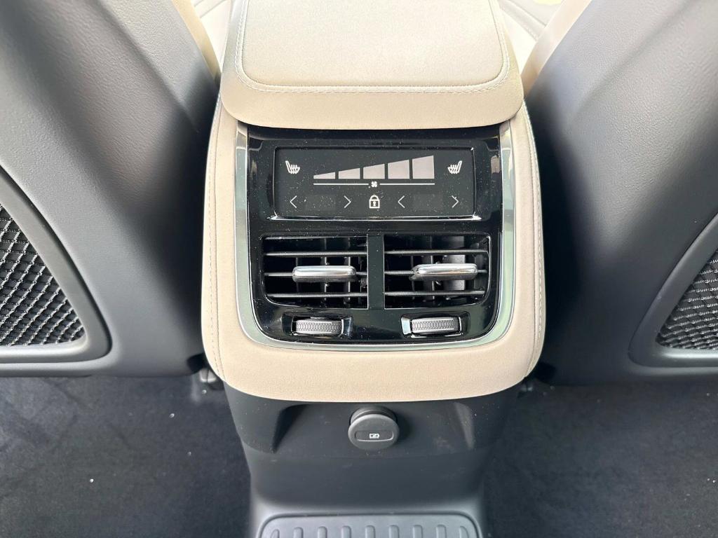 new 2025 Volvo XC90 Plug-In Hybrid car