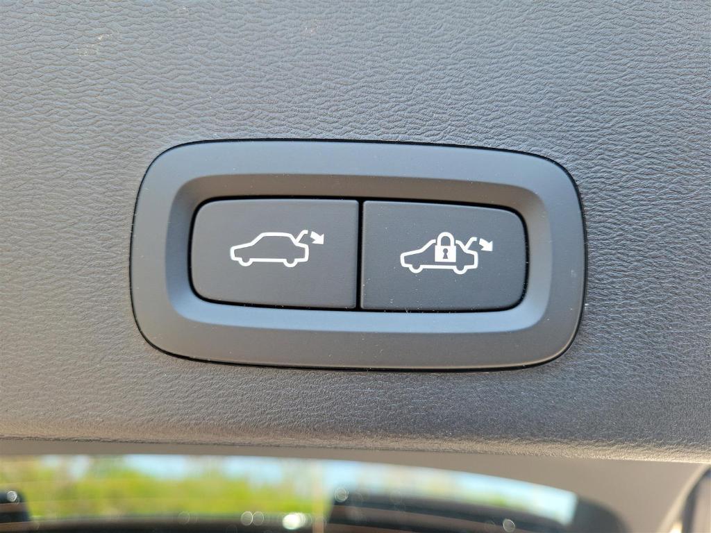 new 2025 Volvo XC40 car, priced at $52,015