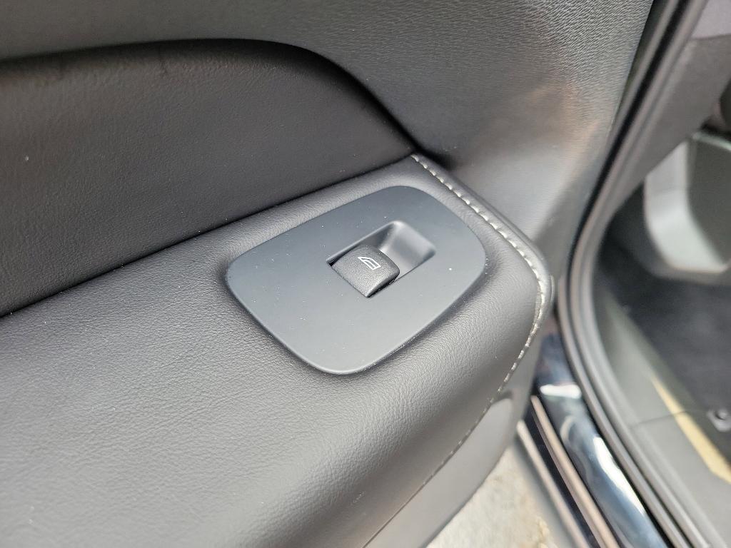 used 2022 Volvo XC60 car, priced at $37,989