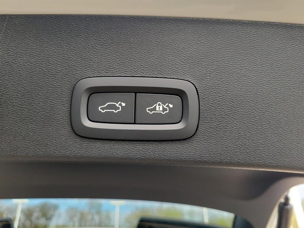 new 2025 Volvo XC40 car, priced at $46,485