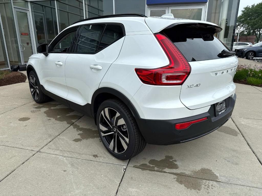 new 2025 Volvo XC40 car