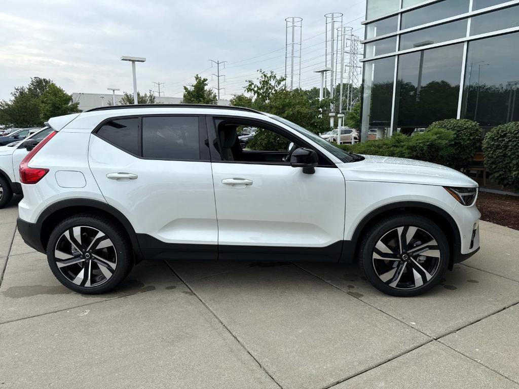 new 2025 Volvo XC40 car