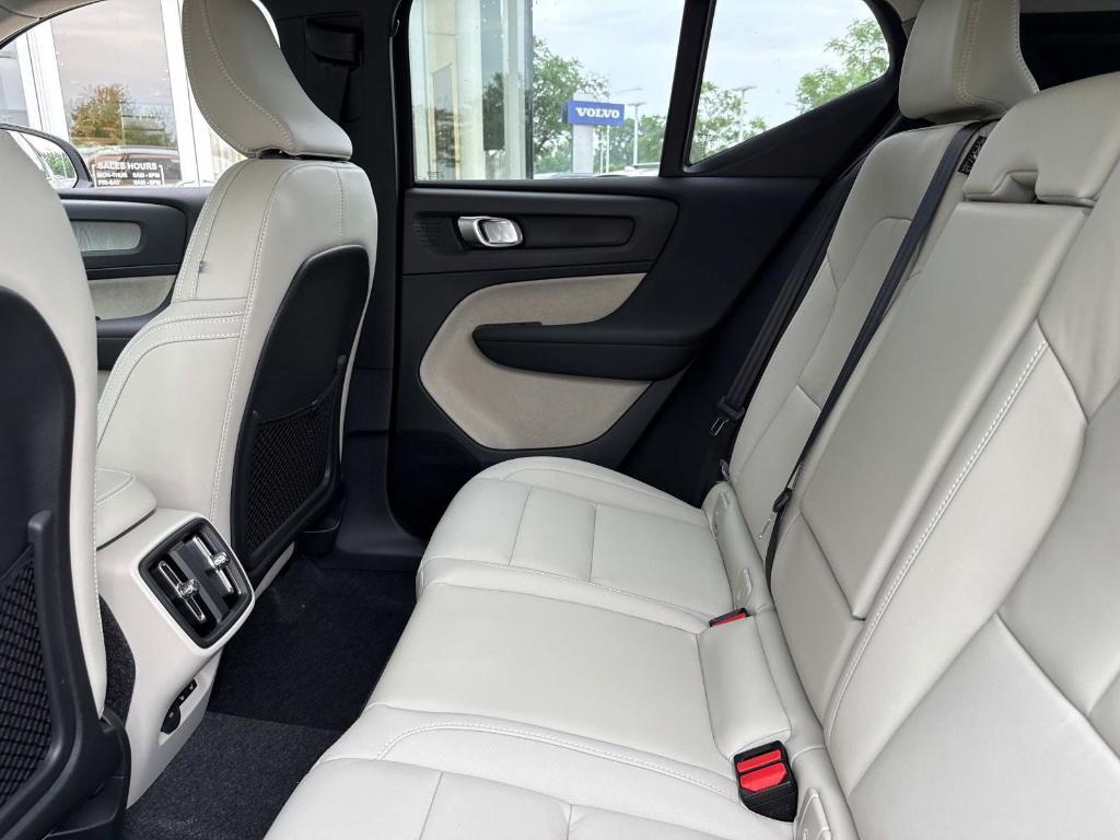 new 2025 Volvo XC40 car