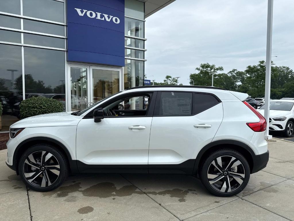 new 2025 Volvo XC40 car