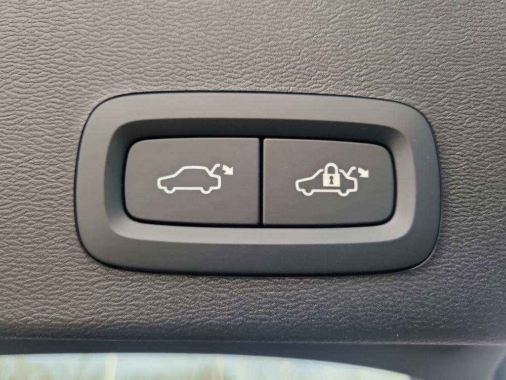 new 2025 Volvo XC40 car, priced at $46,035