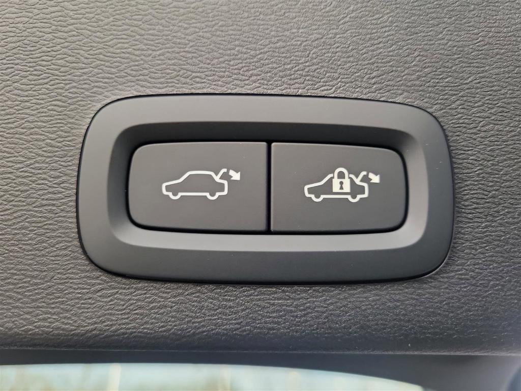 new 2025 Volvo XC40 car, priced at $46,035