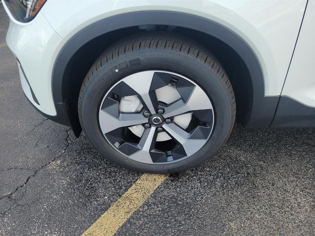 new 2025 Volvo XC40 car, priced at $46,035
