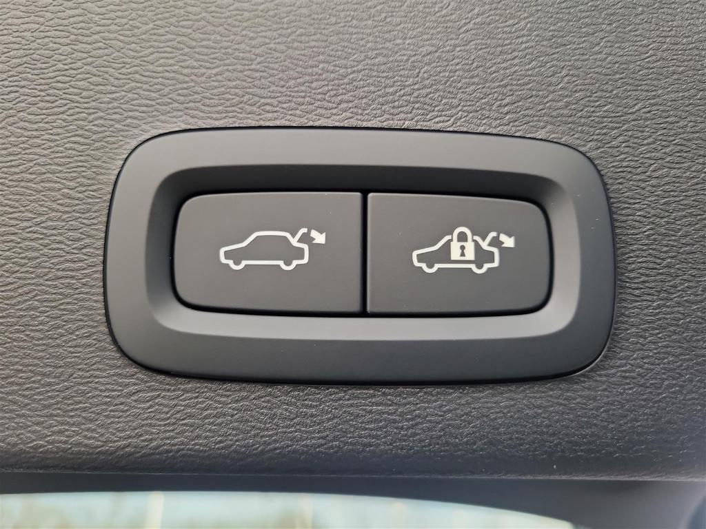 new 2025 Volvo XC40 car, priced at $46,035