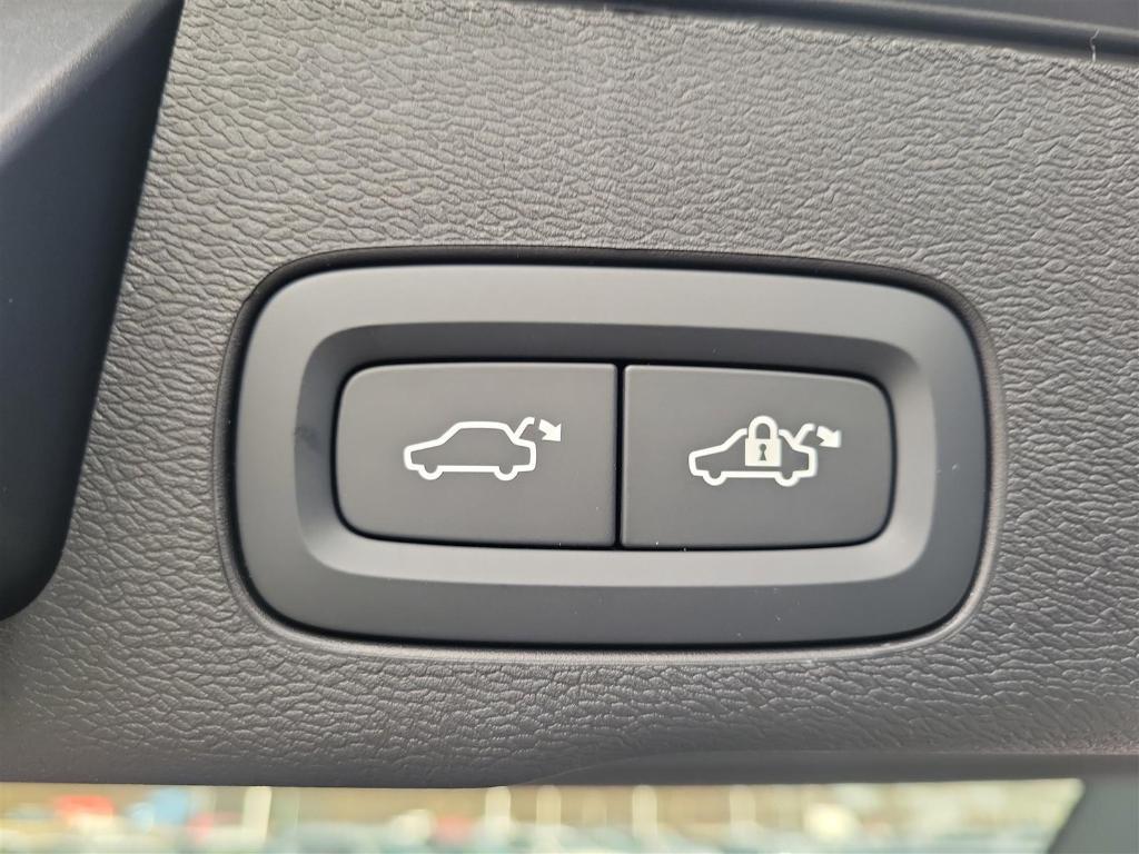 new 2025 Volvo XC60 car, priced at $50,705