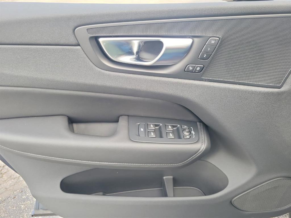 new 2025 Volvo XC60 car, priced at $50,705