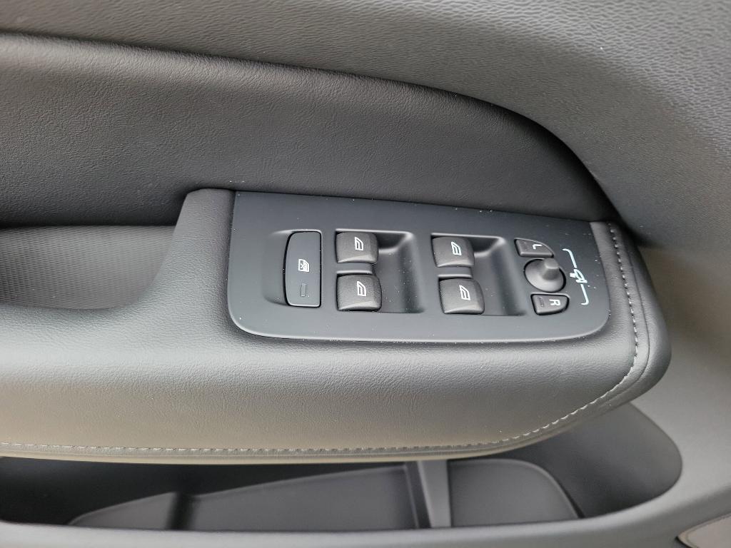 new 2025 Volvo XC60 car, priced at $50,705