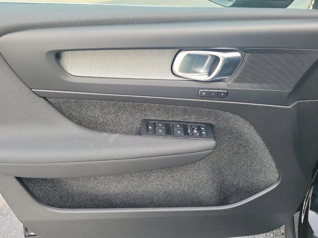new 2025 Volvo XC40 car, priced at $46,035