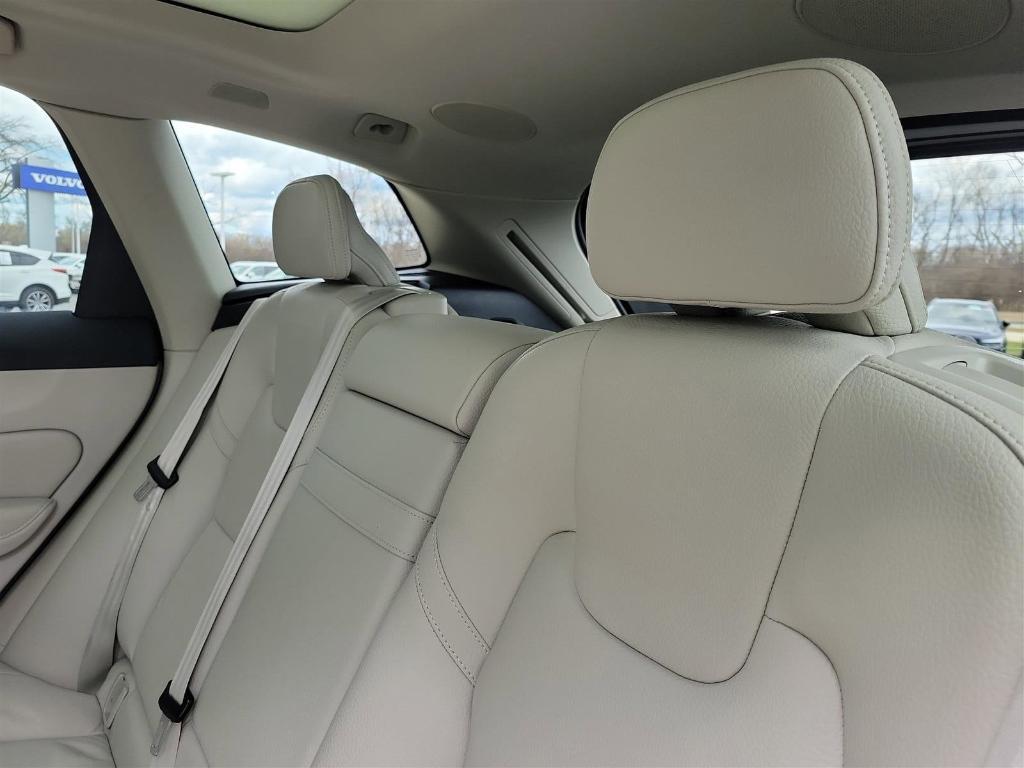 used 2022 Volvo XC60 Recharge Plug-In Hybrid car, priced at $35,911