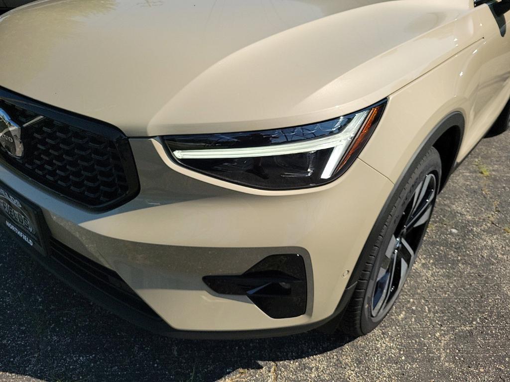 new 2025 Volvo XC40 car, priced at $50,025