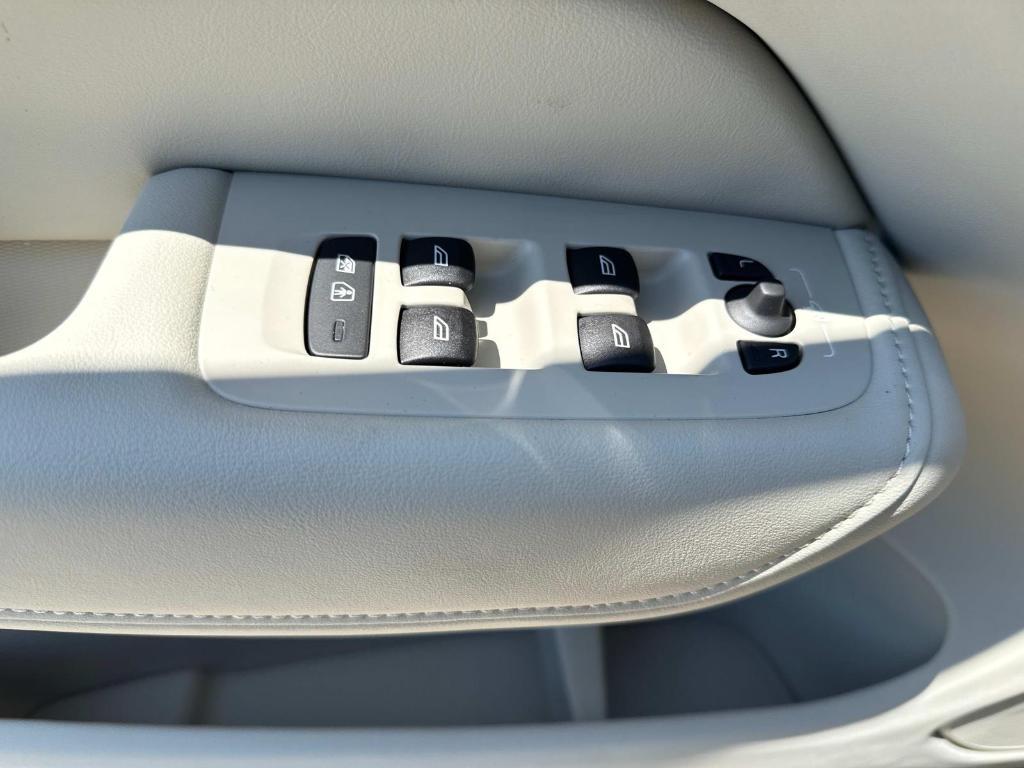 new 2025 Volvo XC60 Plug-In Hybrid car