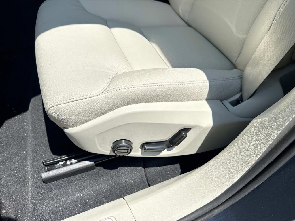 new 2025 Volvo XC60 Plug-In Hybrid car
