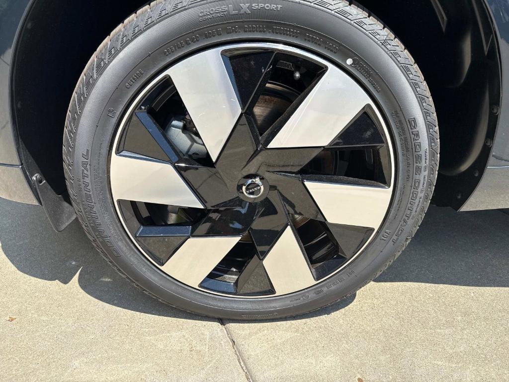 new 2025 Volvo XC60 Plug-In Hybrid car