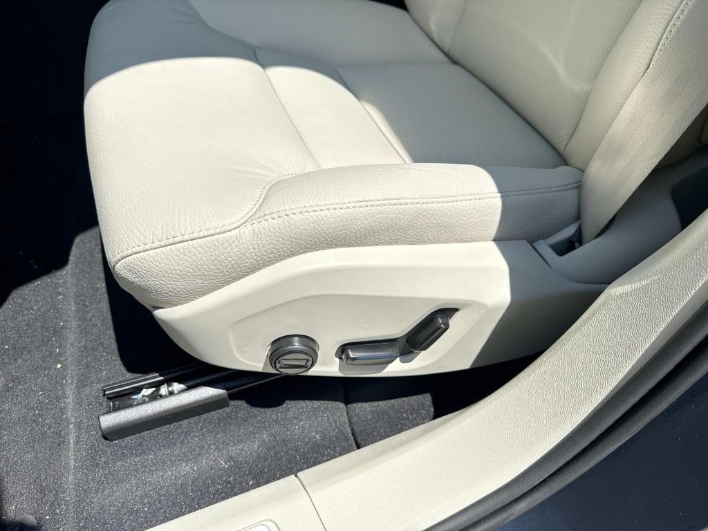 new 2025 Volvo XC60 Plug-In Hybrid car