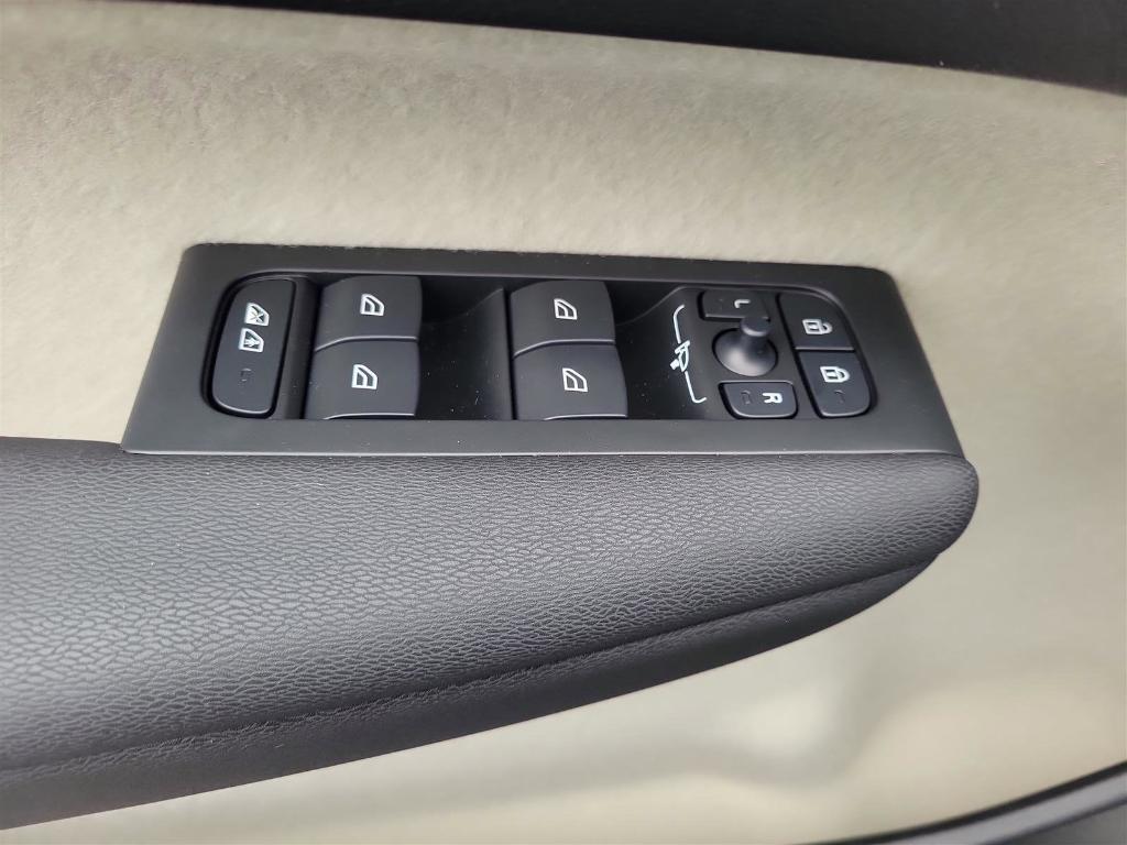 new 2025 Volvo XC40 car, priced at $52,015