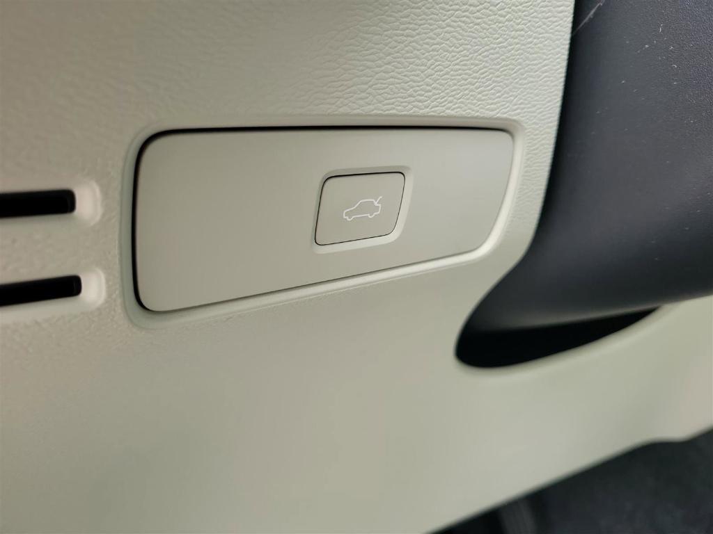 new 2025 Volvo XC40 car, priced at $52,015