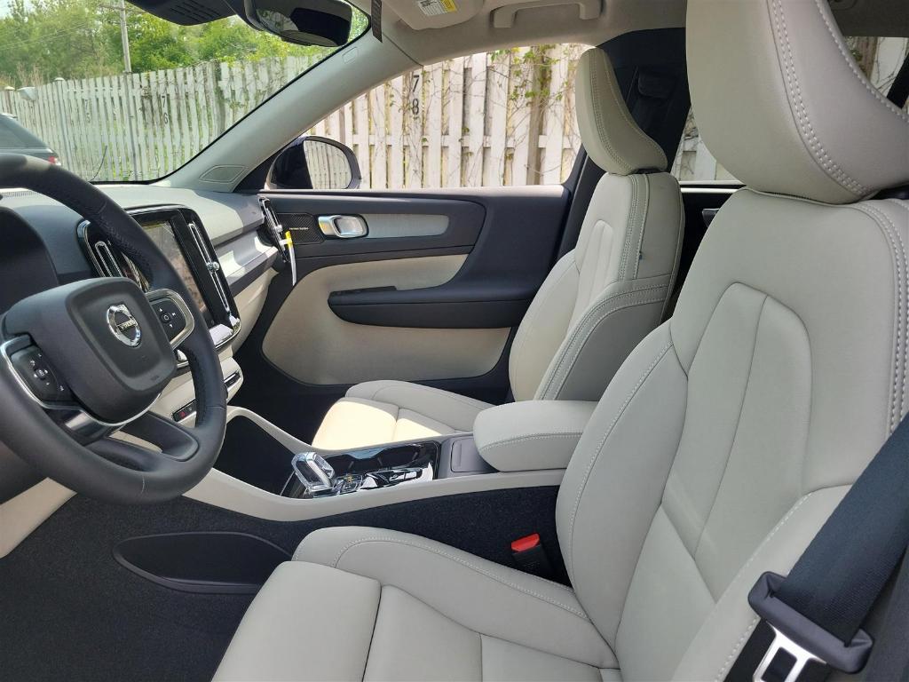 new 2025 Volvo XC40 car, priced at $51,565