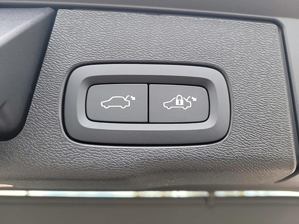 new 2025 Volvo XC60 car, priced at $61,025
