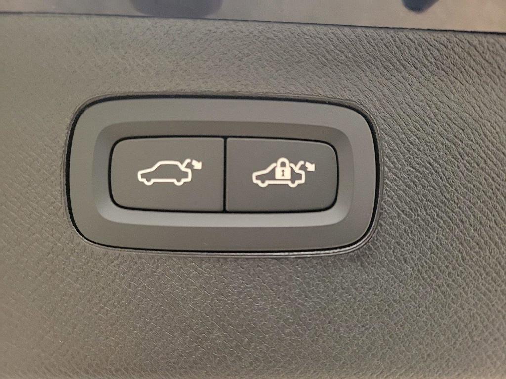 new 2025 Volvo XC90 car, priced at $65,901