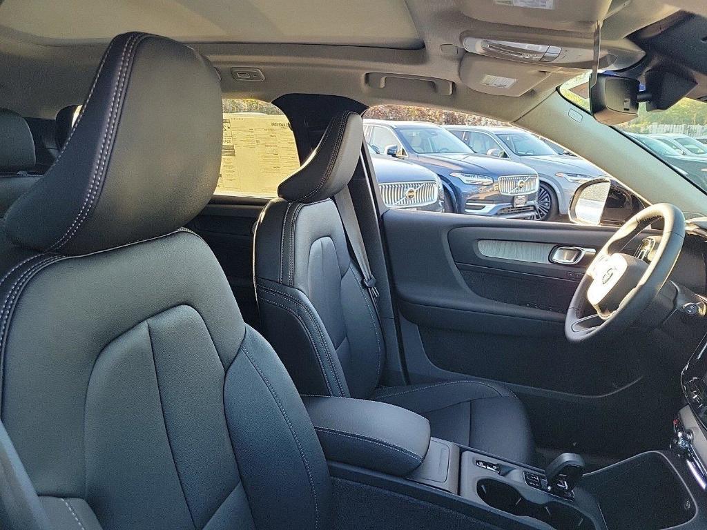 new 2025 Volvo XC40 car, priced at $46,015