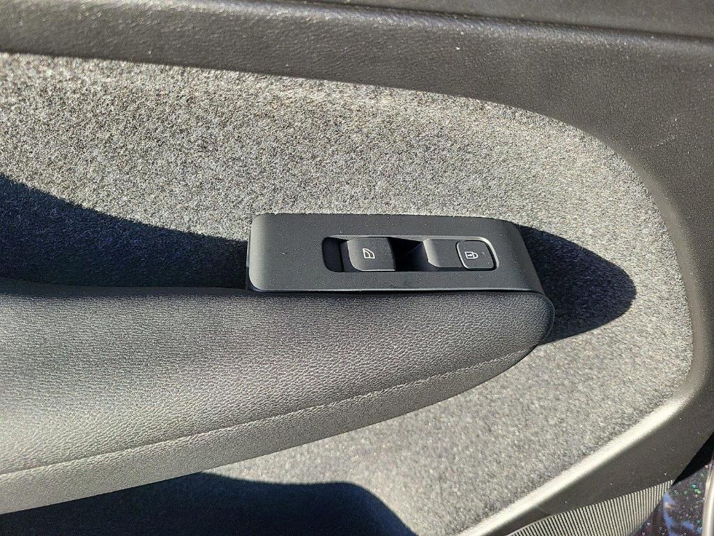 new 2025 Volvo XC40 car, priced at $46,015