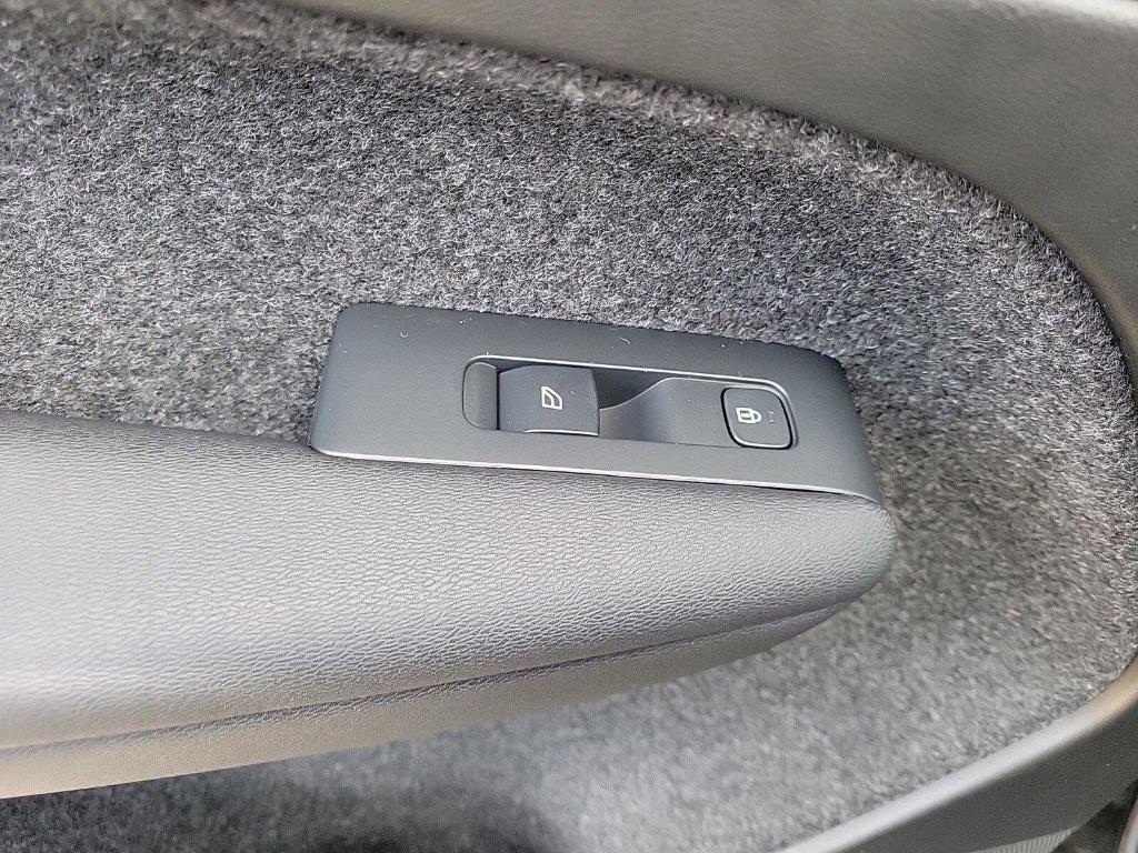 new 2025 Volvo XC40 car, priced at $50,825