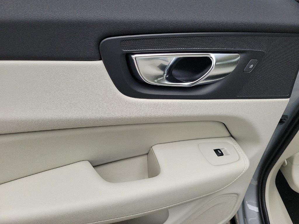 new 2025 Volvo XC60 car, priced at $55,335