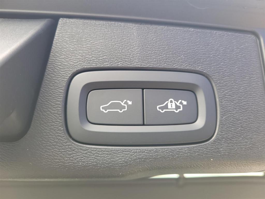 new 2025 Volvo XC60 car, priced at $56,550