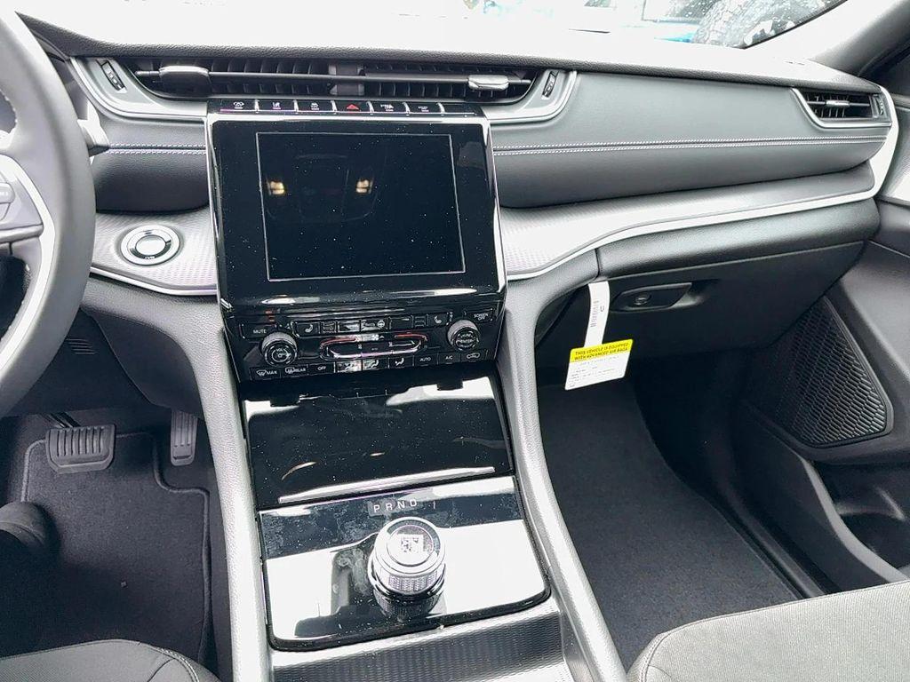 new 2025 Jeep Grand Cherokee car, priced at $44,170