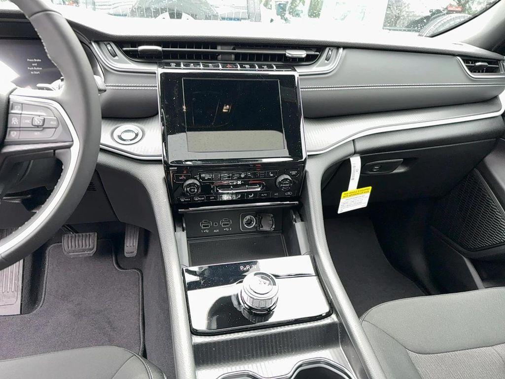 new 2025 Jeep Grand Cherokee car, priced at $44,395
