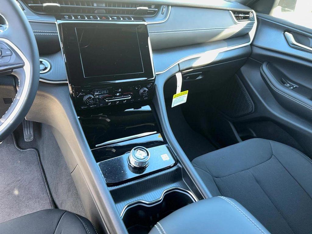 new 2025 Jeep Grand Cherokee car, priced at $43,800