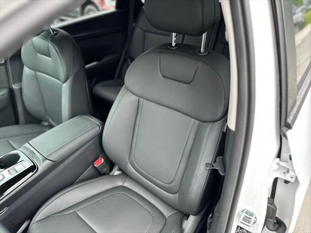 new 2024 Hyundai TUCSON Hybrid car, priced at $33,998