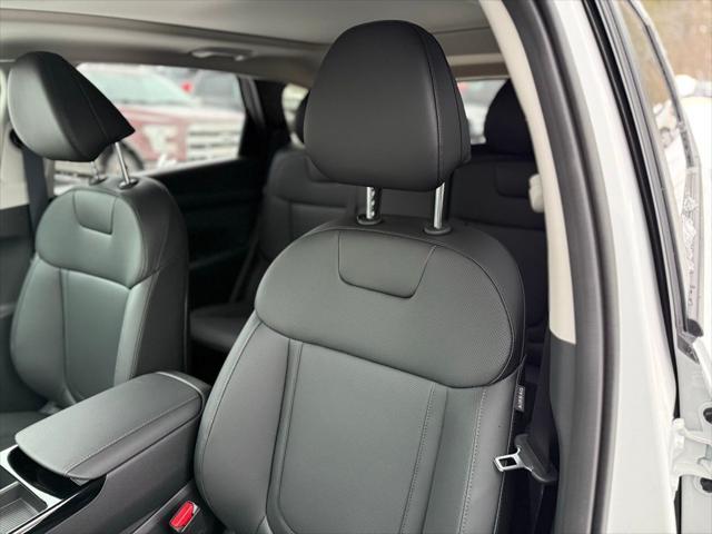 new 2025 Hyundai TUCSON Hybrid car, priced at $35,195