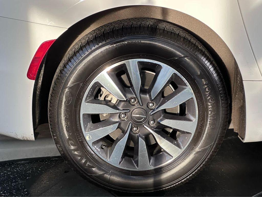 used 2022 Chrysler Pacifica Hybrid car, priced at $28,900