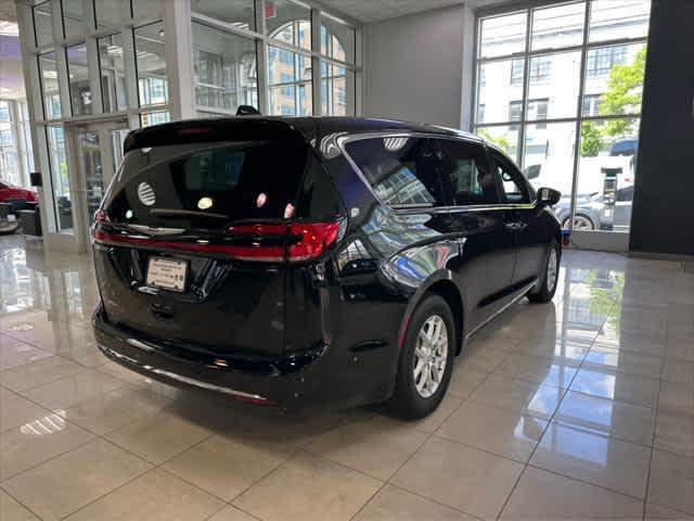new 2025 Chrysler Pacifica car, priced at $44,627