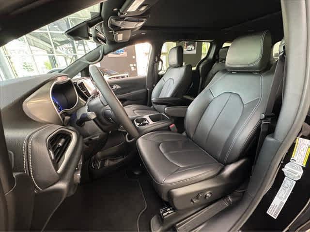 new 2025 Chrysler Pacifica car, priced at $44,627