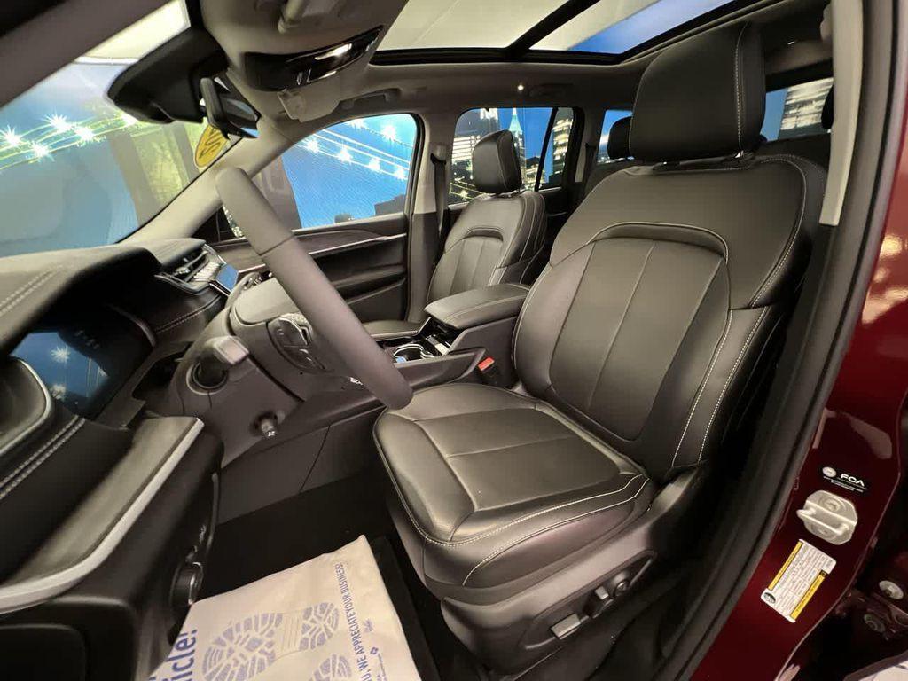 used 2023 Jeep Grand Cherokee car, priced at $33,900